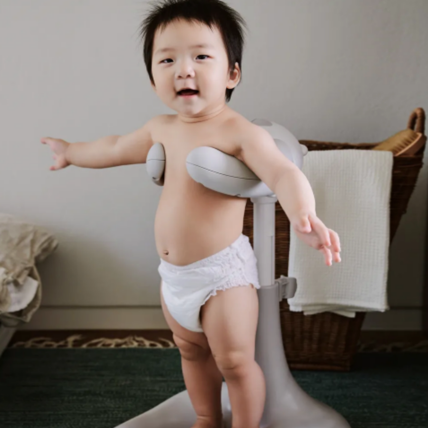 Poled Hug Bear Bidet & Bathing Stand